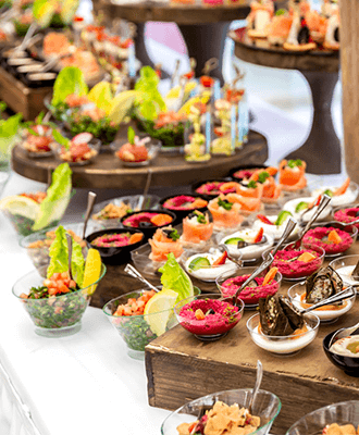 Cateringový stůl obložený jendohubkami